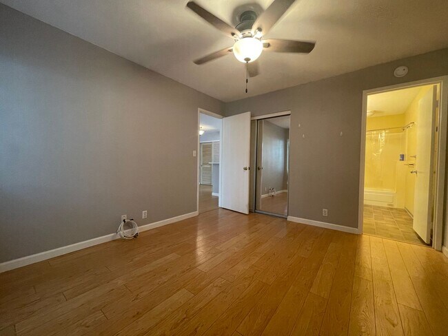 Foto del edificio - Rare Crosspointe 1 Bed 1 Bath 2 Parking!