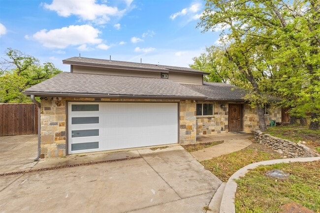 Building Photo - 3427 Lakewood Ln
