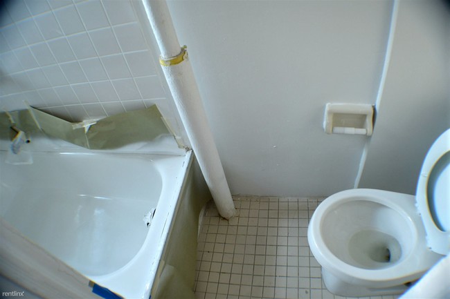 Building Photo - 214 E 89th St