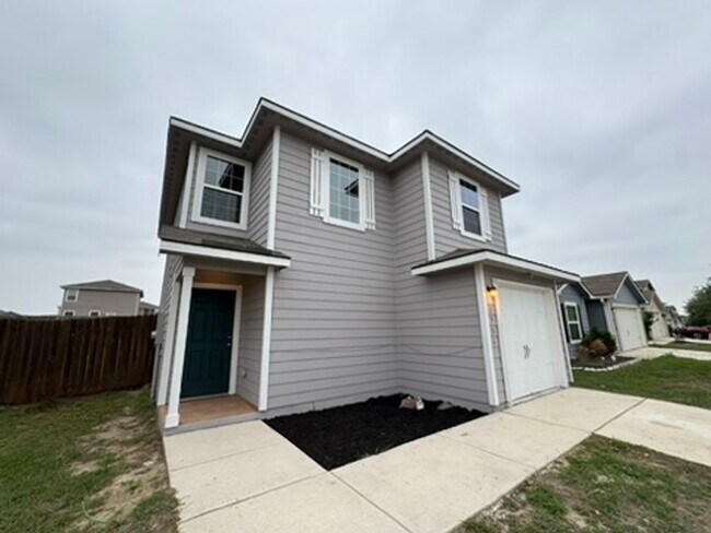 Foto del edificio - 3-Bedroom Home in Southeast San Antonio with Spacious Backyard & Open Layout