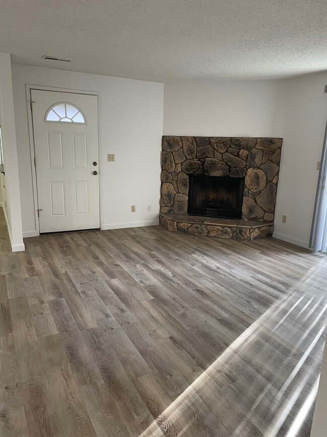 Living Room - 418 S Quillan Plz