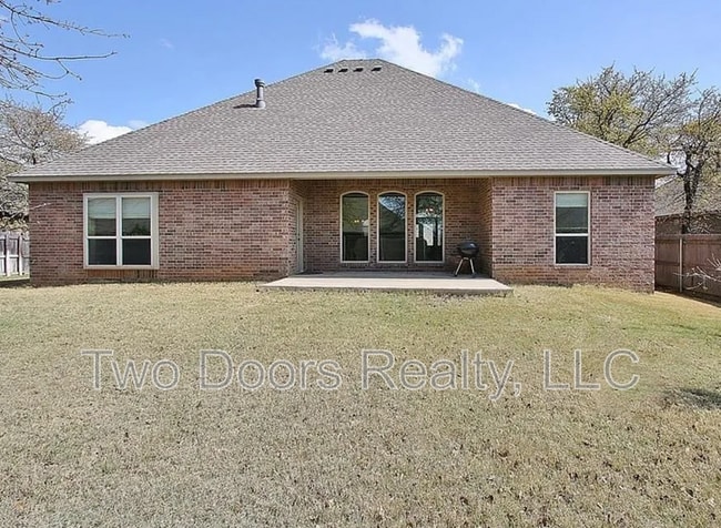 Building Photo - 13123 Red Oak Dr