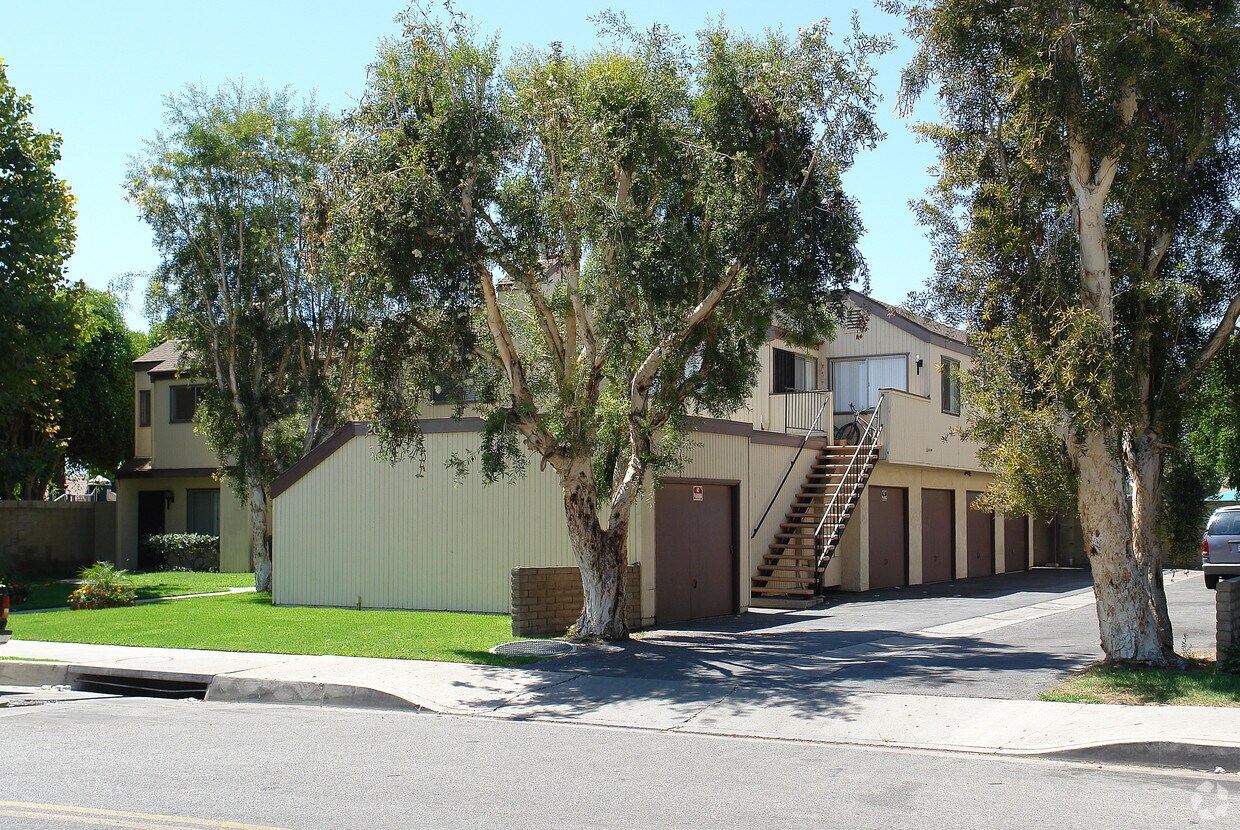 Building Photo - 2026 N Park Ln