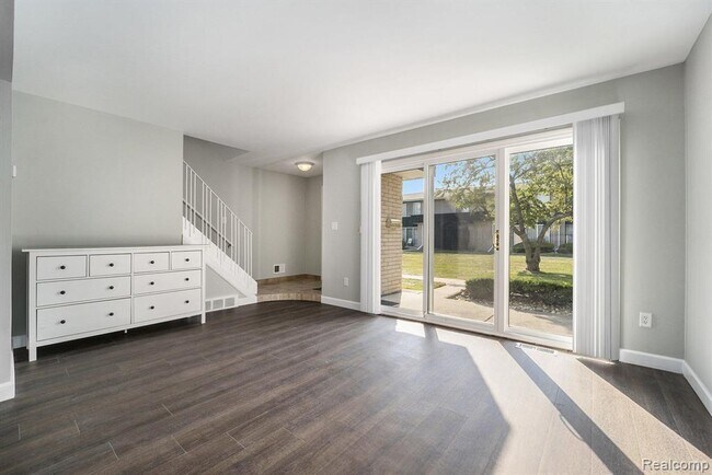 Foto del edificio - 8691 Kennedy Cir N