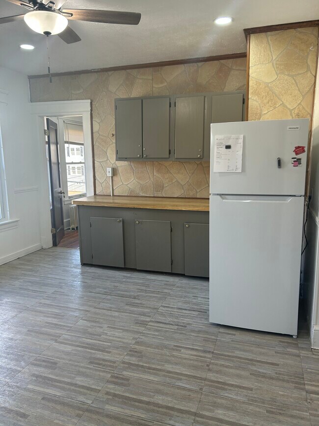 Comedor - 214 Oak St