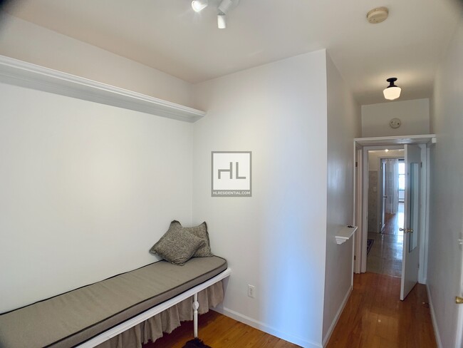Building Photo - 2 Bed 2 Bath Prime Bushwick