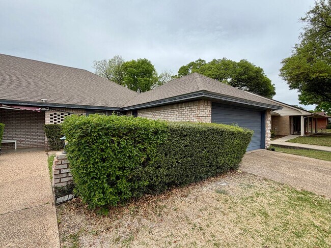 Foto del edificio - Duplex *LEASING SPECIAL AVAILABLE*