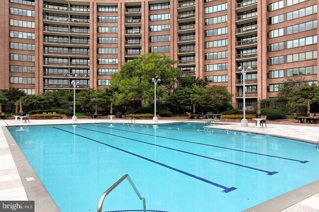 Foto del edificio - 1805 Crystal Dr