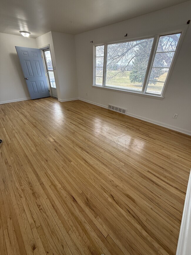 Foto del edificio - 628 3rd Ave NW