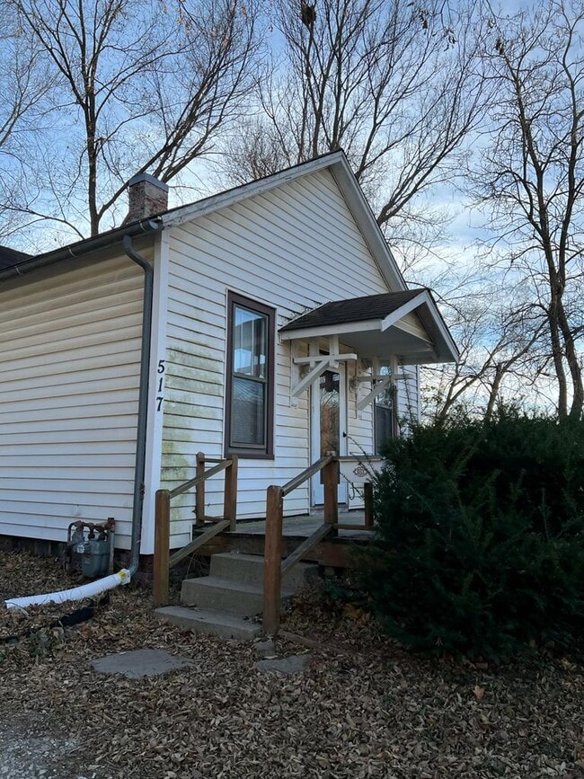 Building Photo - 517 W Graham Ave