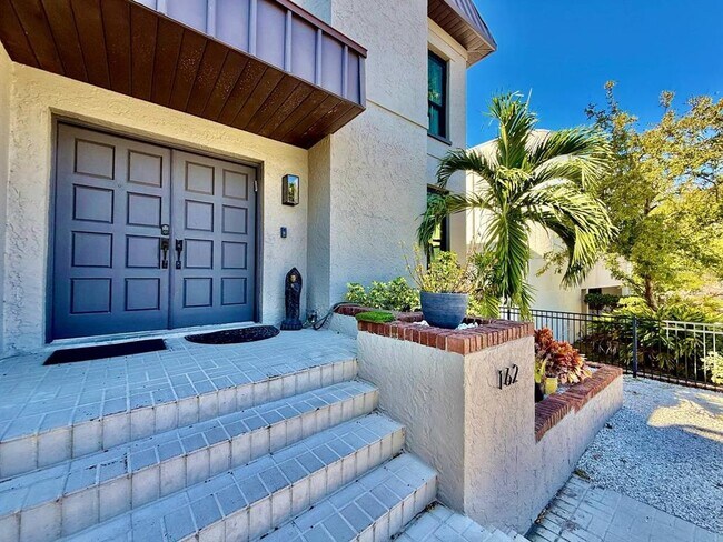 Foto del edificio - 162 E Davis Blvd