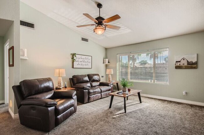 Building Photo - Move In Ready 3 Bed 2 Bath home with a POO...