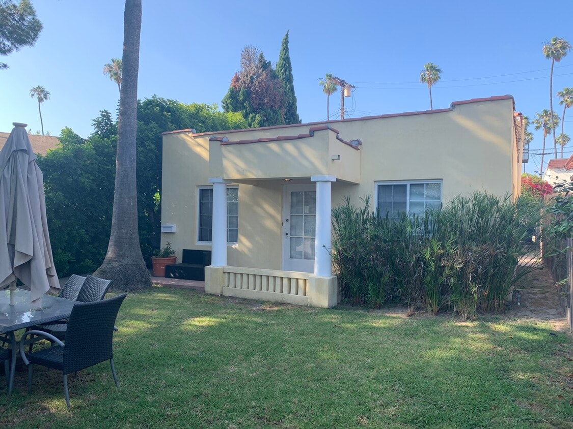 Private front yard - 2109 Shell Ave