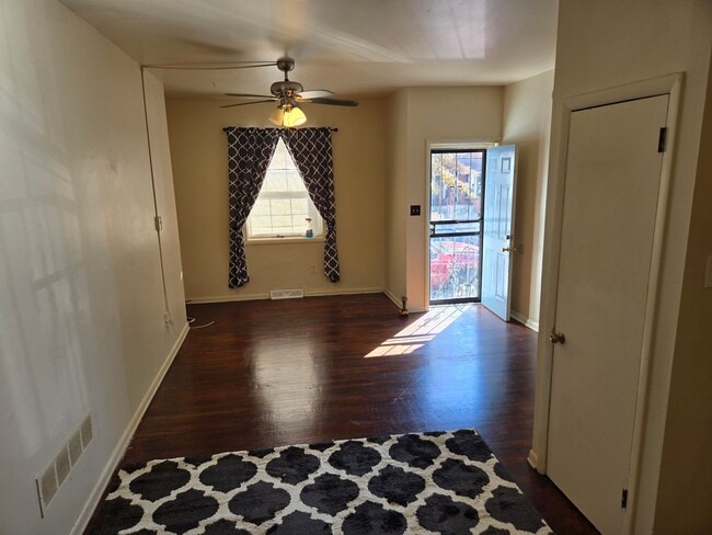 Building Photo - 3 Bedroom 1 Bathroom Townhouse