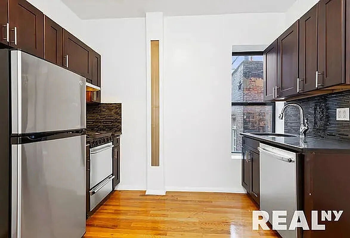 Building Photo - 164 Waverly Place