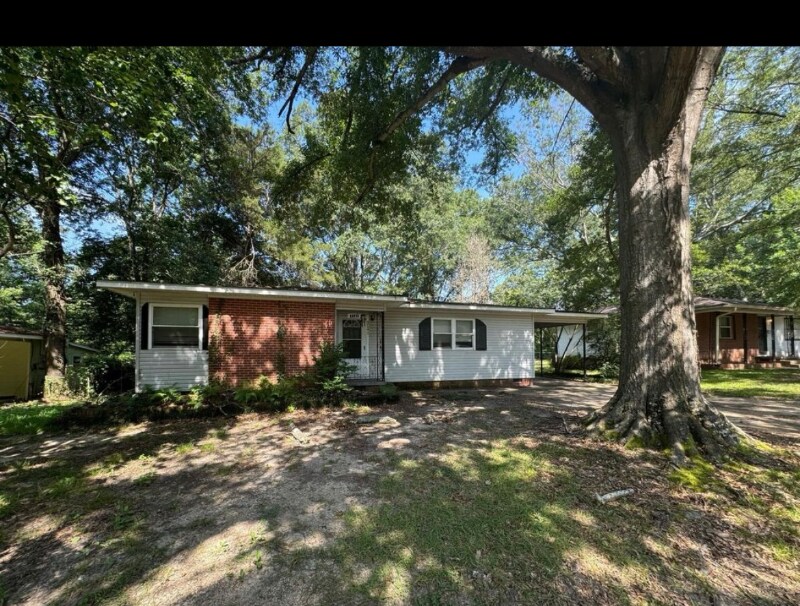 Foto principal - 3141 Oak Forest Dr