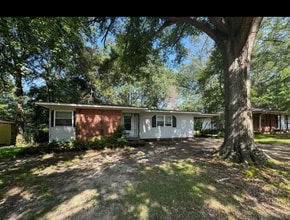 Building Photo - 3141 Oak Forest Dr