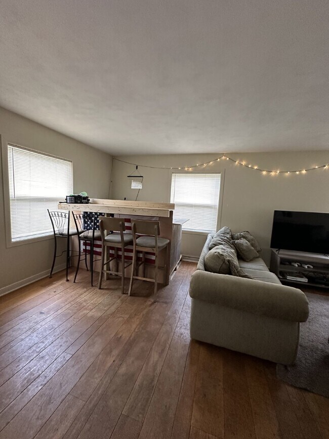 Foto del edificio - Exciting 3 Bed 1 & 1/2 Bath close to UWEC!