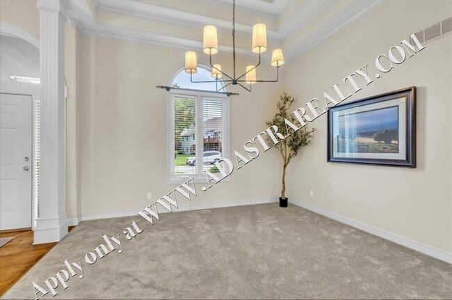 Building Photo - Magnificent 6 Bedroom 4 Bath Home in Lee’s...
