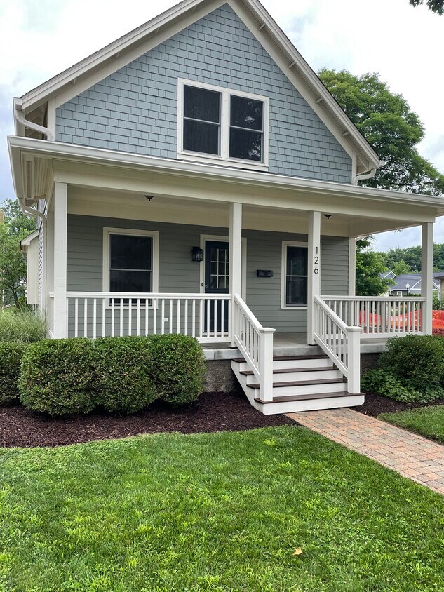Foto principal - 126 1st Ave NW