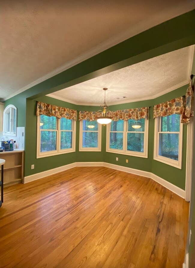Building Photo - Charming Home Available Now!