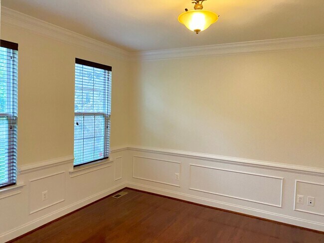 Building Photo - Luxurious 5 Bedroom Colonial Home in Ellic...