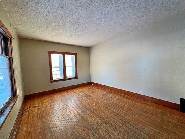 Building Photo - Spacious 4 bed 2 bath house $1195
