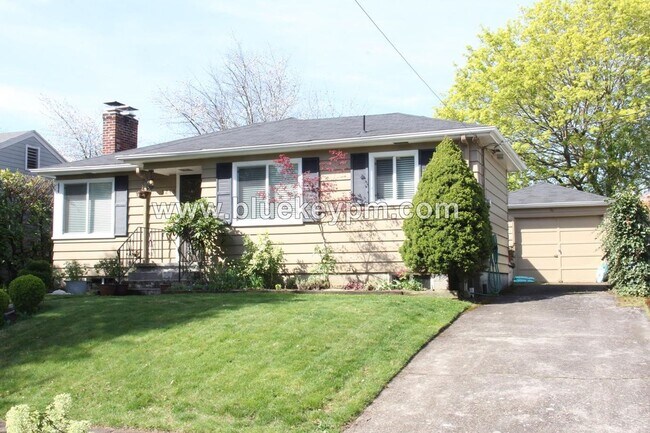 Photo - 2 Bed, 1 Bath Home Near Park Rose City Gol...