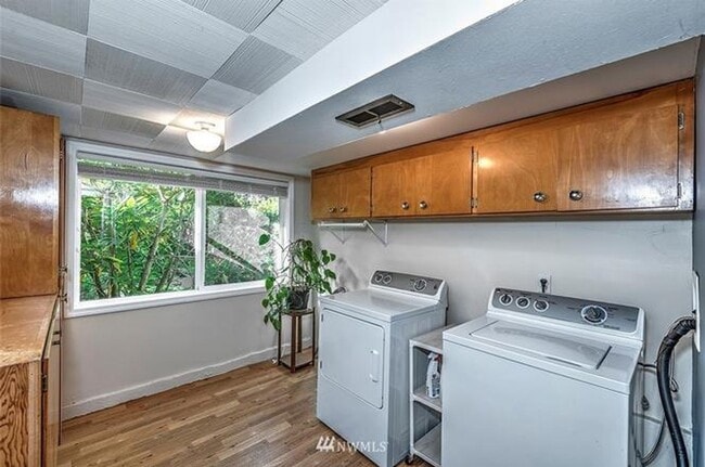 Building Photo - 3-Bedroom Lynnwood Home Near Light Rail with Central A/C & Backyard Oasis