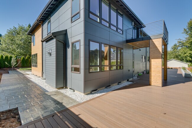 Building Photo - Luxurious & Contemporary 5 bed home in Red...