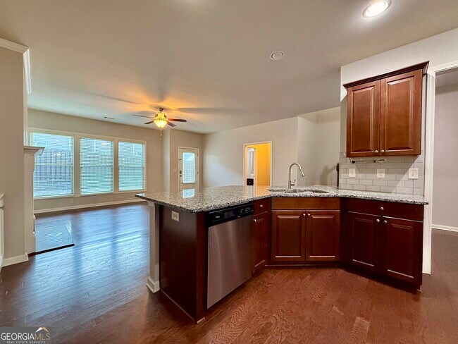 Foto del edificio - 5115 Breezewood Cir