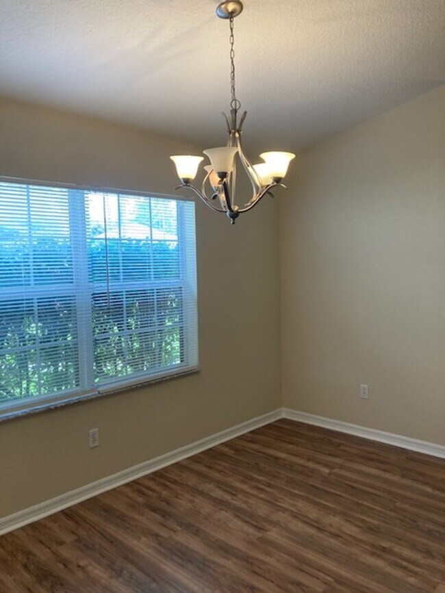 Building Photo - Beautiful 4/3/2 in desirable area! With Screened in porch