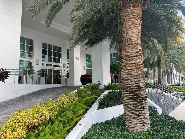 Building Photo - 950 Brickell Bay Dr