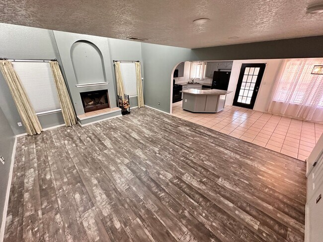 Building Photo - Move in special on a Beautiful 3 bed 2.5 b...