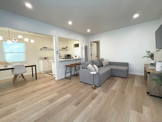 Foto del edificio - 813 W Beach Ave