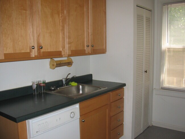 Kitchen - 1920 N Cleveland Ave