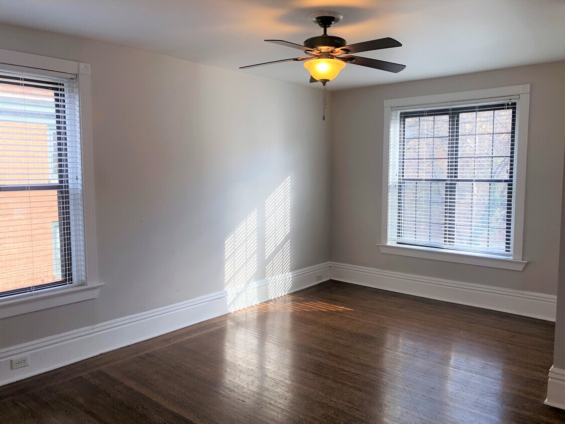 Huge Living Room w/ high ceilings - 5819 5th Ave