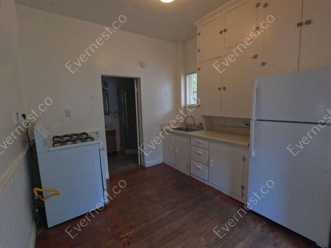 Building Photo - 408 Edwards St