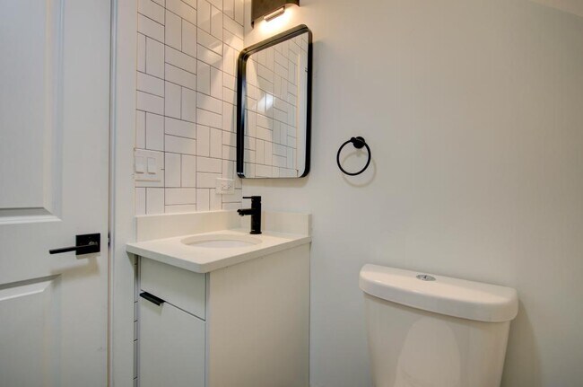 Building Photo - 3 bedroom in Chicago IL 60608