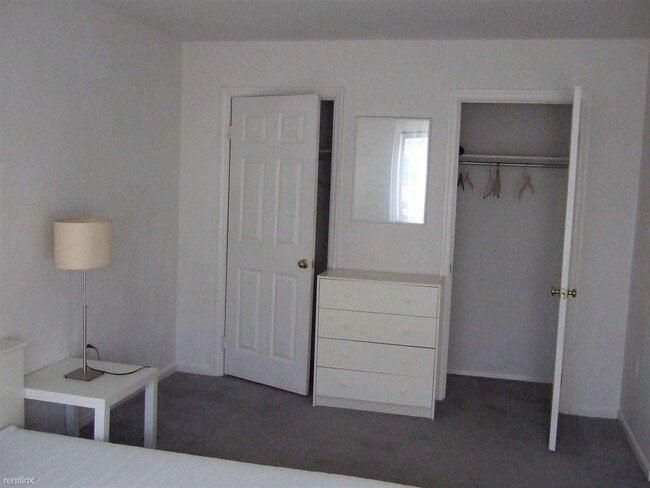 Building Photo - 2 br, 1 bath  - Bethesda Park Condominiums