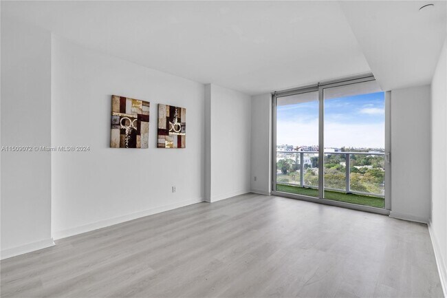 Foto del edificio - 4250 Biscayne Blvd