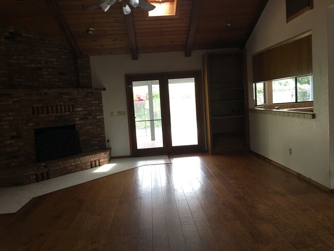 Building Photo - 1112 N Bollinger St