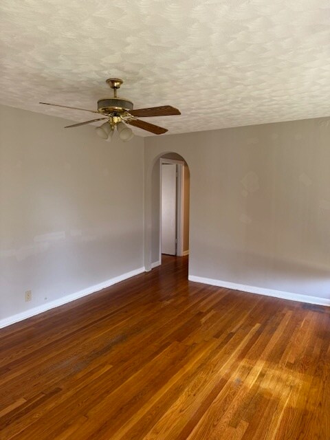 Building Photo - 2BR/1BA WITH STUDY! Detached garage with w...