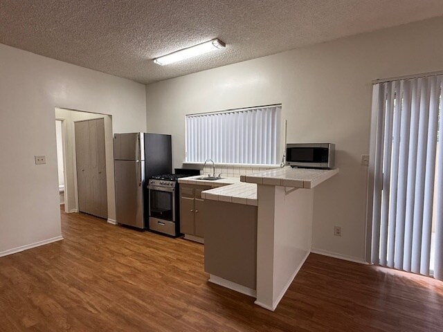 Área de cocina con barra de desayuno - 11755 Dorothy St