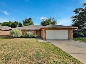 Building Photo - 821 Bentle Ct