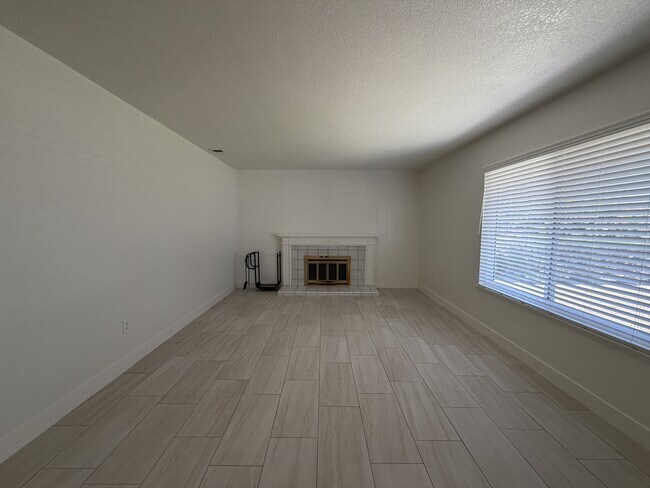 Foto del edificio - 15176 Oakwood Ln