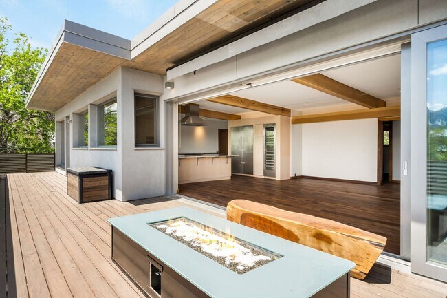Foto del edificio - One of Kind 5 Bedroom and 4.5 Bath Home - Old North Boulder