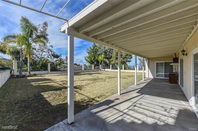 Building Photo - 5 br, 3.5 bath House - 1063 Holiday Dr