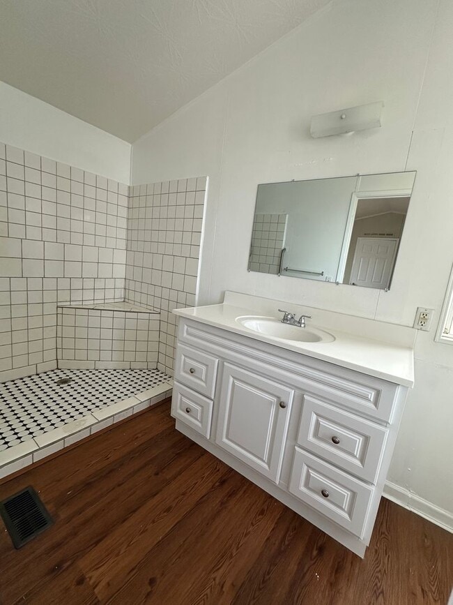 Building Photo - 2 Bed, 2 bath