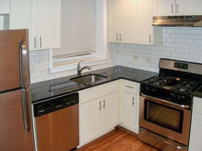 Building Photo - 2 bedroom in Chicago IL 60657
